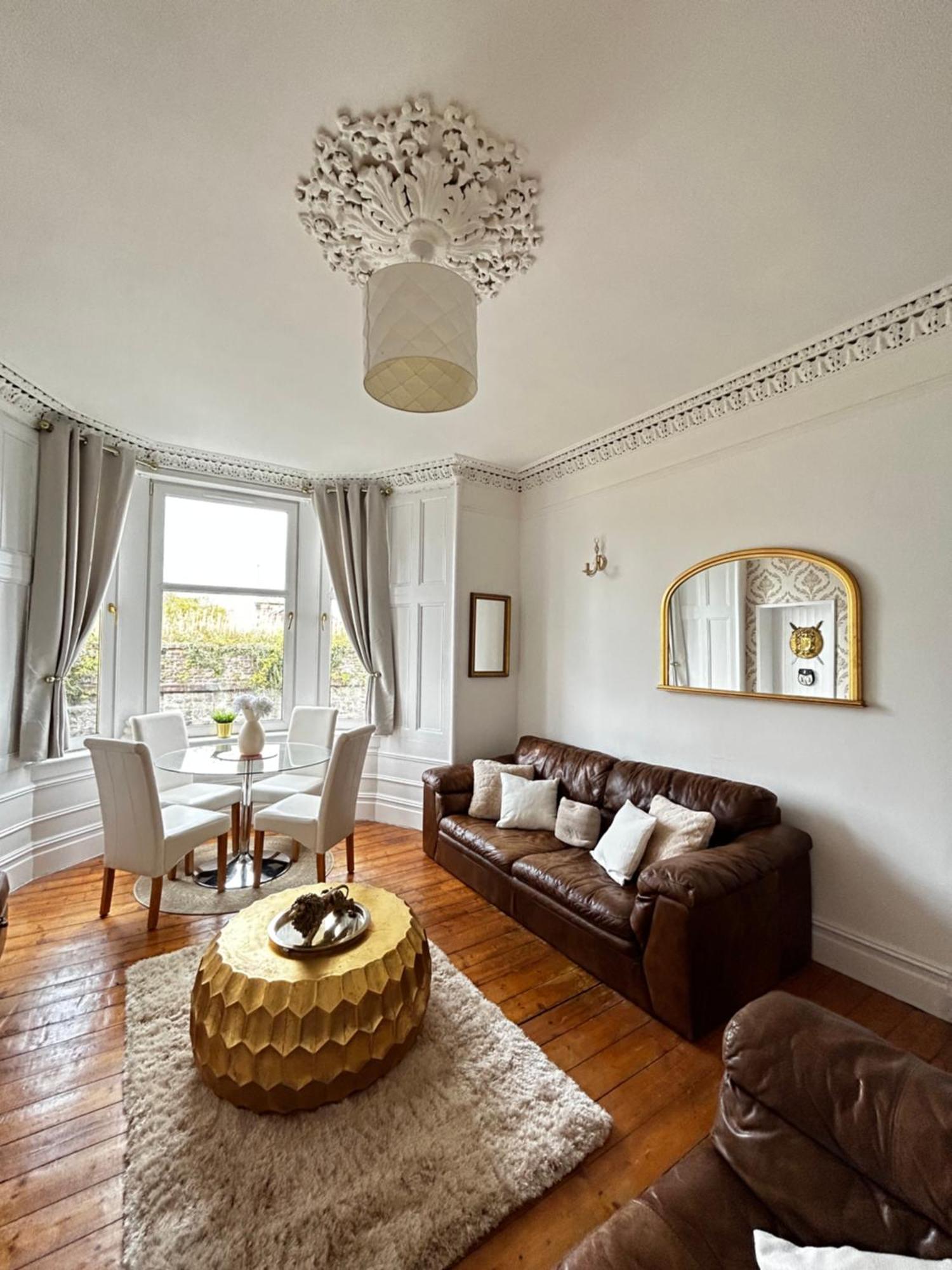 The Lazy Lion - Spacious 2 Bedroom - Town Centre Holiday Home Apartment Port Glasgow Exterior photo
