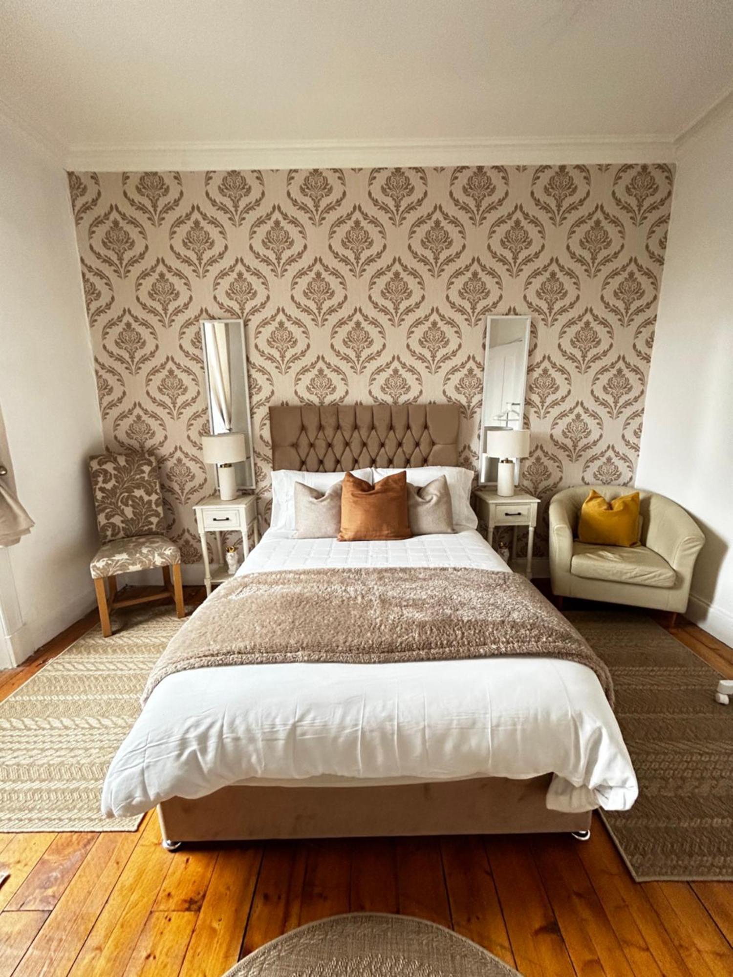 The Lazy Lion - Spacious 2 Bedroom - Town Centre Holiday Home Apartment Port Glasgow Exterior photo