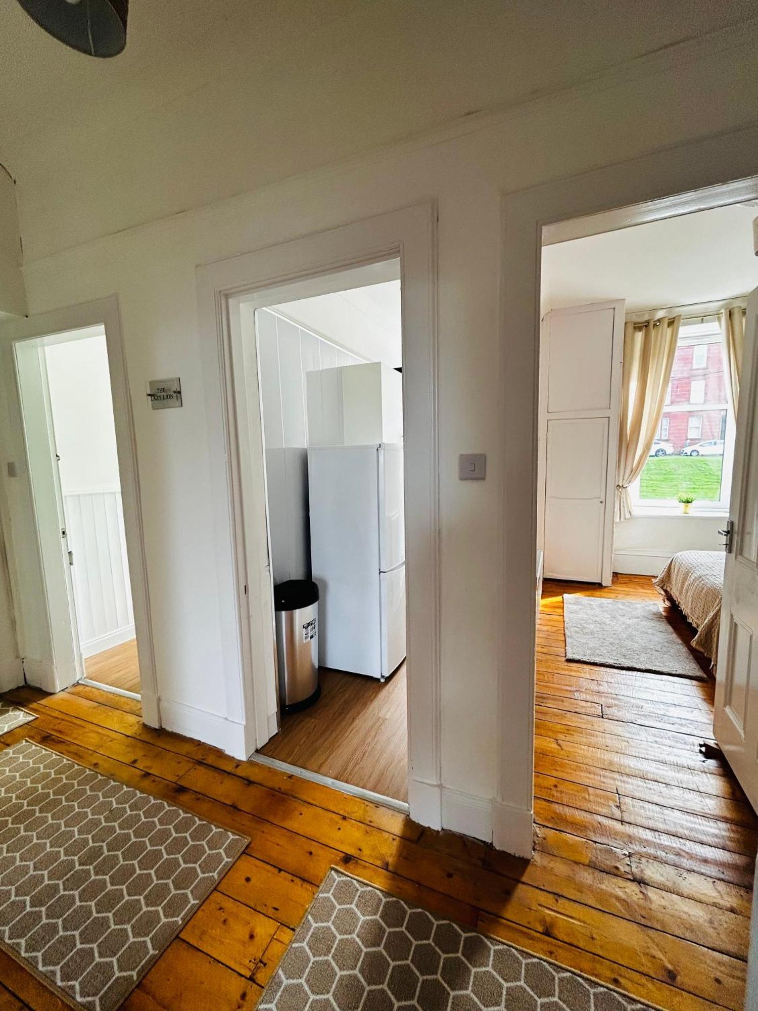 The Lazy Lion - Spacious 2 Bedroom - Town Centre Holiday Home Apartment Port Glasgow Exterior photo